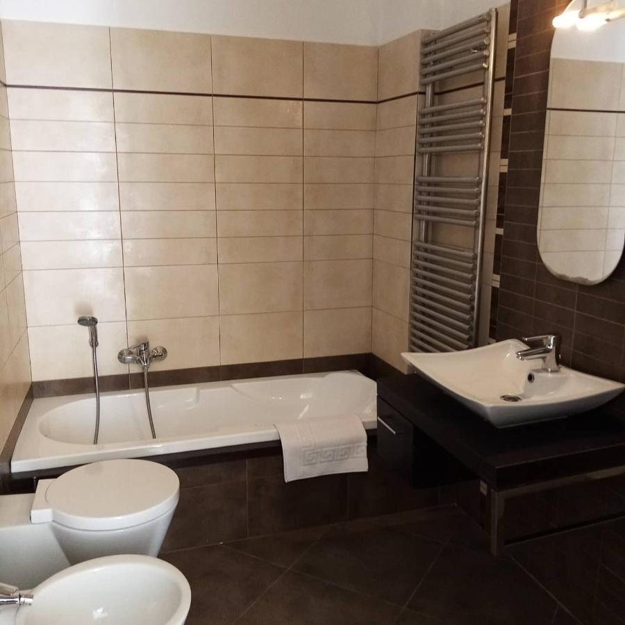 Dimora Storica Le Perle Bed & Breakfast Lecce Bagian luar foto