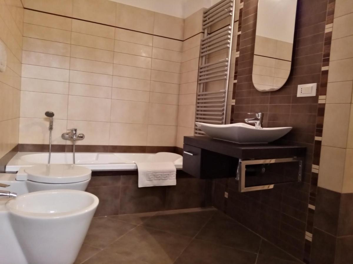 Dimora Storica Le Perle Bed & Breakfast Lecce Bagian luar foto