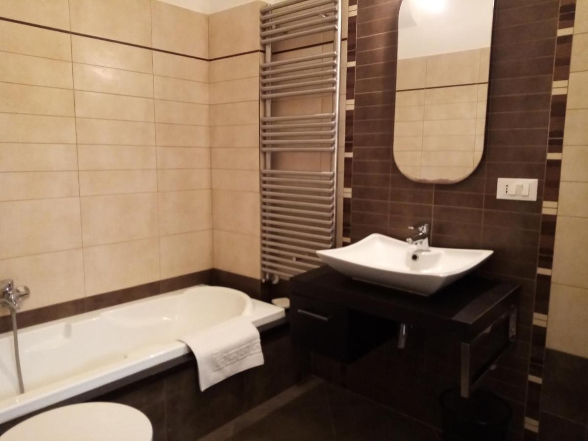 Dimora Storica Le Perle Bed & Breakfast Lecce Bagian luar foto