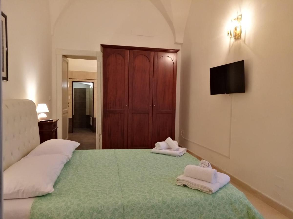 Dimora Storica Le Perle Bed & Breakfast Lecce Bagian luar foto