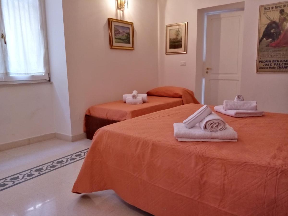 Dimora Storica Le Perle Bed & Breakfast Lecce Bagian luar foto