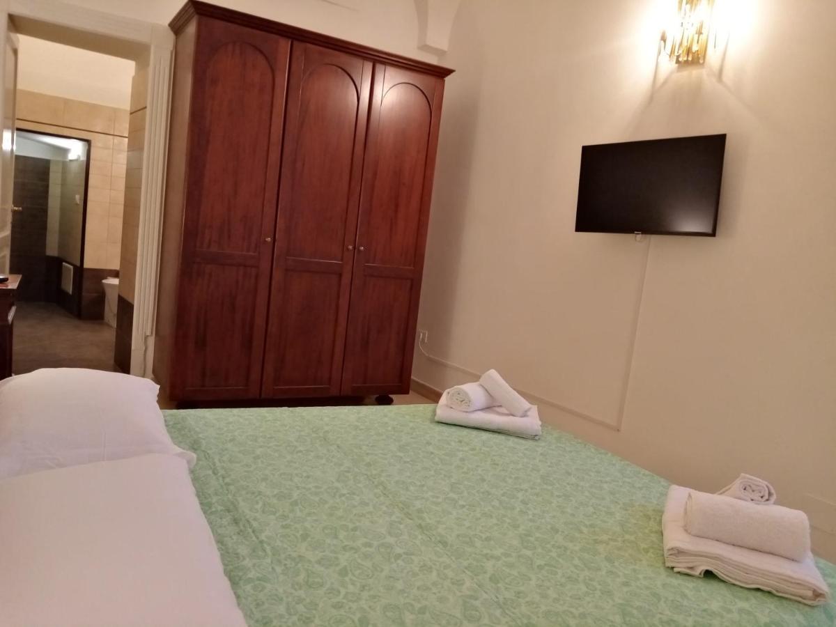 Dimora Storica Le Perle Bed & Breakfast Lecce Bagian luar foto