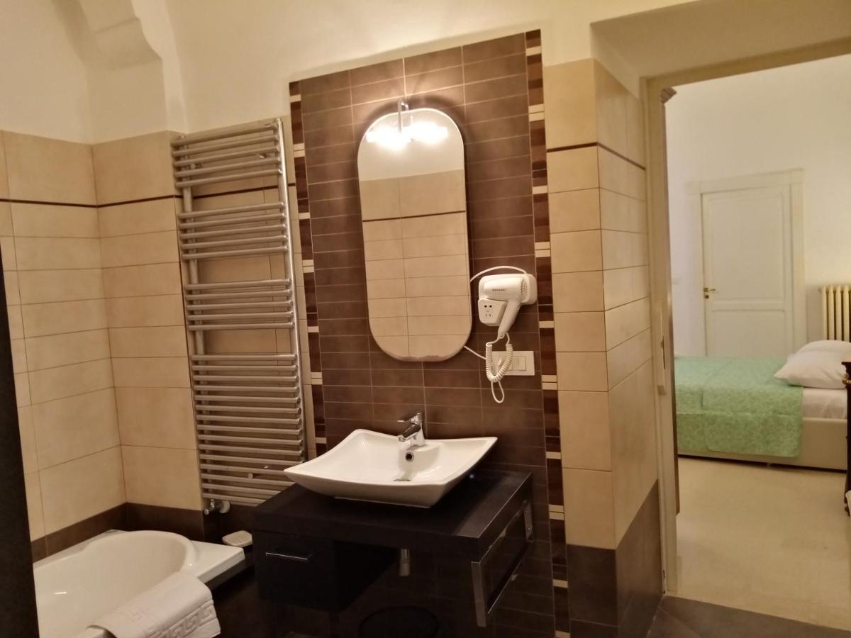 Dimora Storica Le Perle Bed & Breakfast Lecce Bagian luar foto