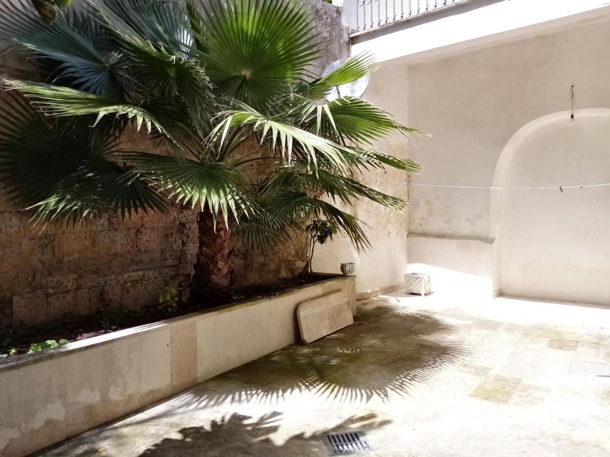 Dimora Storica Le Perle Bed & Breakfast Lecce Bagian luar foto