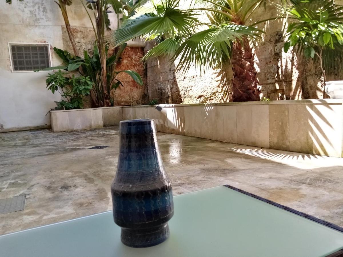 Dimora Storica Le Perle Bed & Breakfast Lecce Bagian luar foto