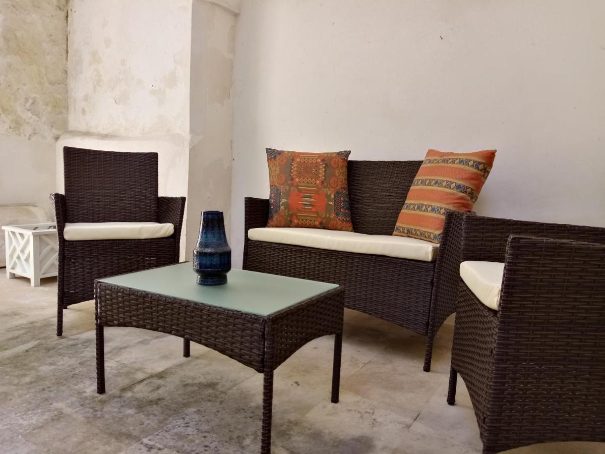 Dimora Storica Le Perle Bed & Breakfast Lecce Bagian luar foto